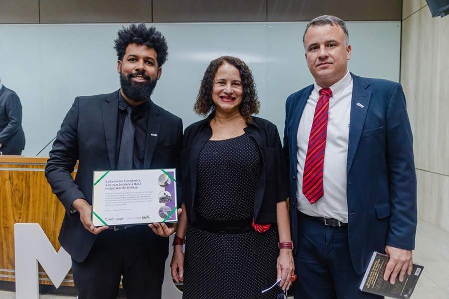 Victor Santos e Raphael Machado (Clavis) ao lado da ministra do Minist&eacute;rio de Ci&ecirc;ncia, Tecnologia e Inova&ccedil;&atilde;o, Luciana Santos/ Cr&eacute;dito: MCTI