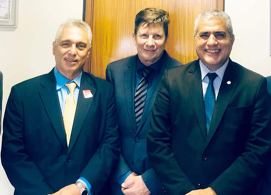 Da esquerda para direita: Roberto Cabral, Jayme Torres (diretores da AECOR-RJ) e o deputado do Rio de Janeiro, Chistino &Aacute;ureo, relator da MP 905, em Bras&iacute;lia (Imagem: Divulga&ccedil;&atilde;o)