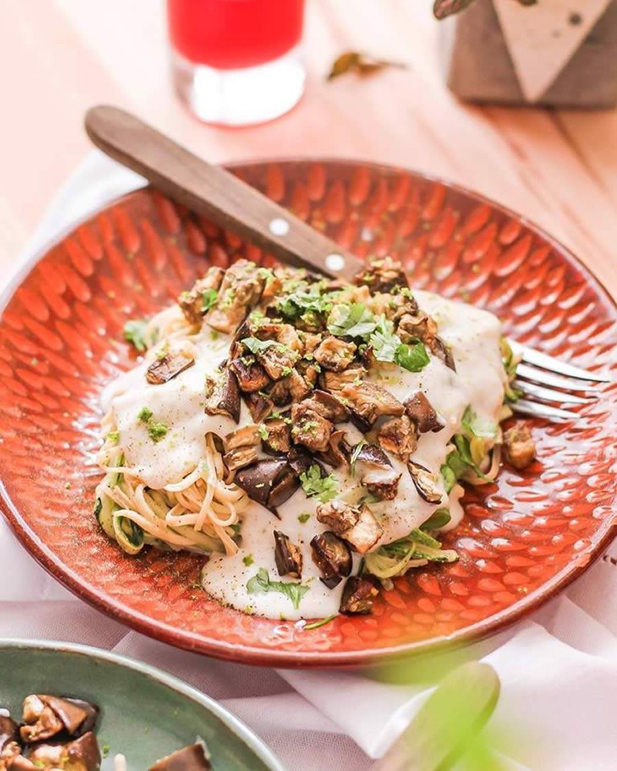 Macarrão Proteico Com Molho Branco de Limão e Berinjela Assada
