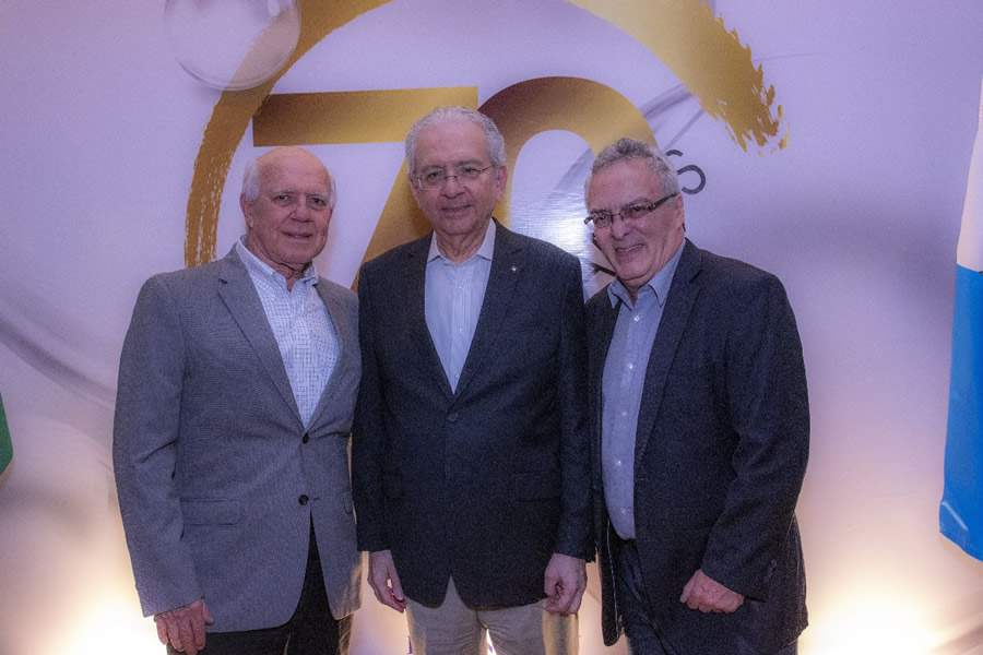 Da esquerda para direita: O empres&aacute;rio Acir Costa; Ronaldo Vilela, diretor executivo do SindSeg - RJ-ES e Danilo Silveira, diretor executivo da FenSeg, no evento de 70 Anos do Clube da Bolinha do Rio de Janeiro, em agosto de 2023 &ndash; Foto: Dalvino Santino