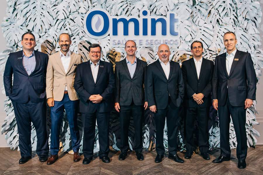 Da esquerda pra direita: José Florippes, diretor de vendas de seguros, Cícero Barreto, diretor comercial e de marketing, Dr .Marcos Loreto, diretor médico técnico, Eduardo Octaviano, diretor administrativo e financeiro, Ricardo Ferraz, diretor técnico de seguros, Eduardo Monteiro, diretor de saúde, André Coutinho, diretor geral.