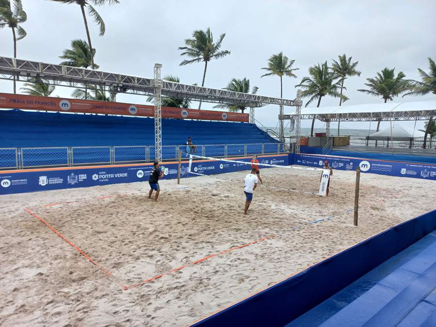 Foto: Treino na quadra central com Andr&eacute; Baran (laranja) e Tomaso Giovannini / Divulga&ccedil;&atilde;o