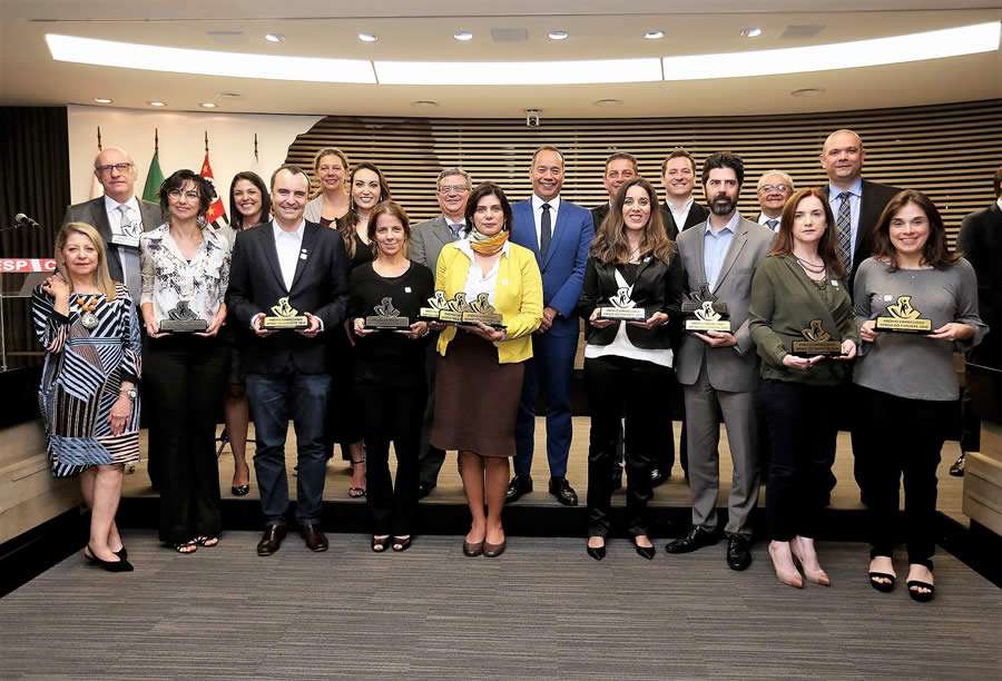 A superintendente de Eventos, Ana Marmo (a quarta, da esquerda para direita,  na fileira da frente), recebendo o pr&ecirc;mio "Maiores Amigos do Esporte de Participa&ccedil;&atilde;o".
