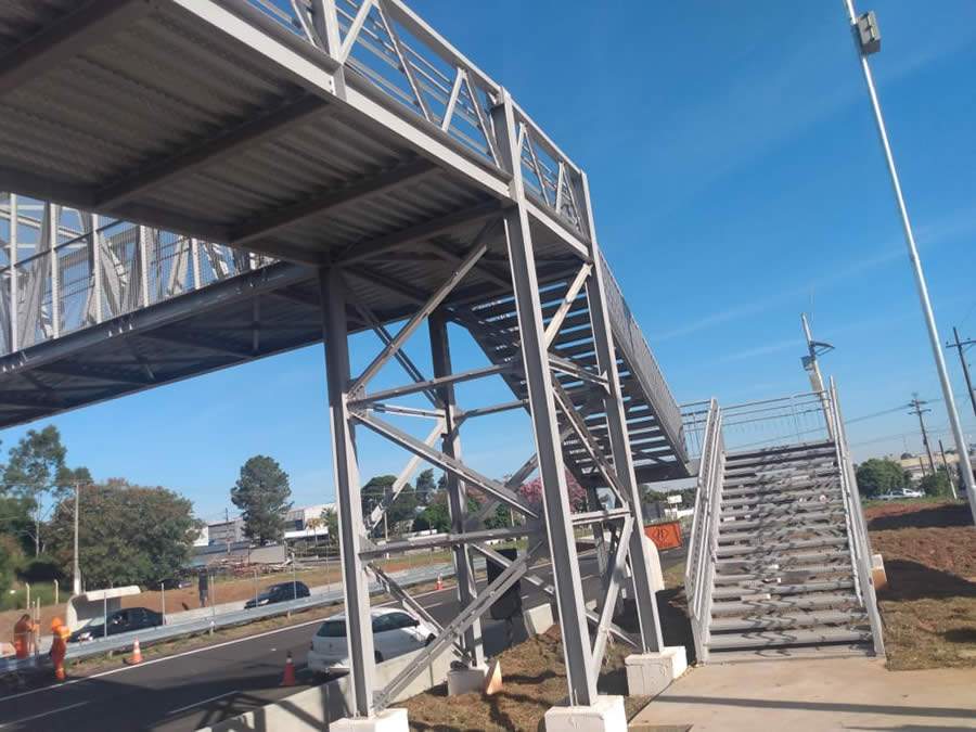 Ponte e prédios ao fundo Descrição gerada automaticamente