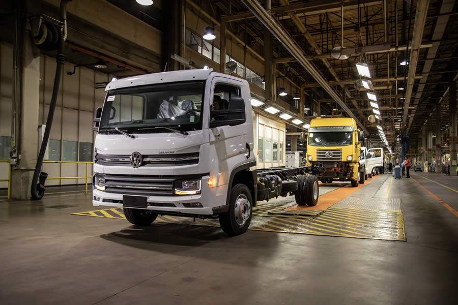 Cliente Volkswagen Caminhões e Ônibus compra primeiro veículo produzido após retomada e contrata funcionários para crescer