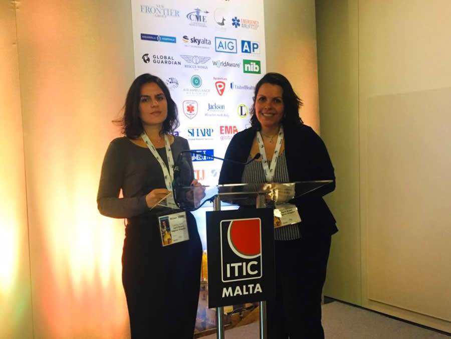 Camila Faria - Coordenadora de Front Office - e Juçara Serrano - Superintendente de Operações - da APRIL Brasil Seguro Viagem durante o ITIC Global 2019