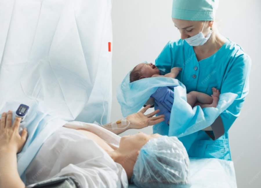 Brasil mant&eacute;m taxa elevada de cesarianas e reacende debate sobre parto: obstetra explica o que acontece durante o processo