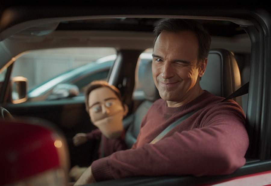 Tadeu e &lsquo;Tadeuzinho&rsquo; d&atilde;o dicas bem-humoradas de como resolver problemas usando as solu&ccedil;&otilde;es do Bradesco Seguro Auto