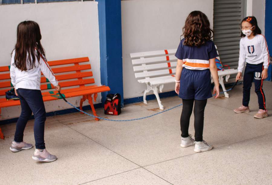 Entenda a import&acirc;ncia das crian&ccedil;as brincarem para se desenvolverem