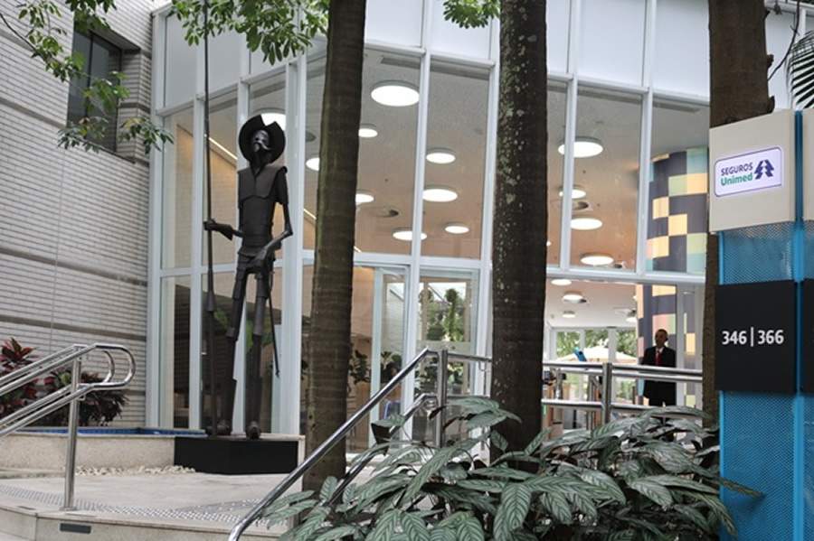   Entrada da empresa, onde est&aacute; exposta a escultura Dom Quixote, obra do artista Roberto Bicalho. Cr&eacute;dito - Divulga&ccedil;&atilde;o&nbsp;