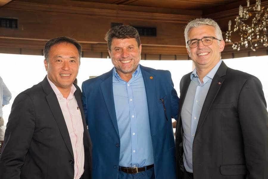 a esquerda para direita: Marcos Kobayashi, ex-presidente do CVG-SP; Octavio Periss&eacute;, presidente do CVG-RJ e M&aacute;rcio Batistuti, novo presidente do CVG-SP &ndash; Foto: Antranik Photos
