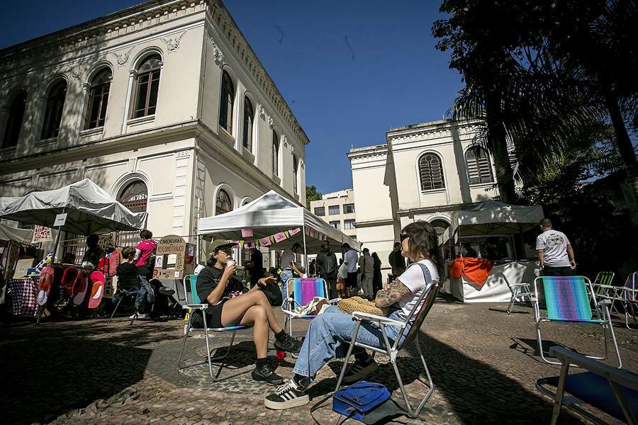  &nbsp;  Feira Rasga e Quebra da edi&ccedil;&atilde;o de 2025 no Completo Cultural Oswald de Andrade. - Cr&eacute;dito: Divulga&ccedil;&atilde;o