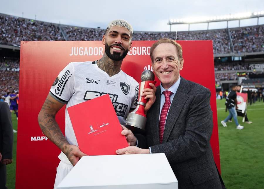 Alexander Barboza, zagueiro do Botafogo, recebeu no passado o troféu ‘Jogador Mais Seguro’ das mãos do CEO Global da MAPFRE, Antonio Huertas - Crédito: Divulgação MAPFRE 