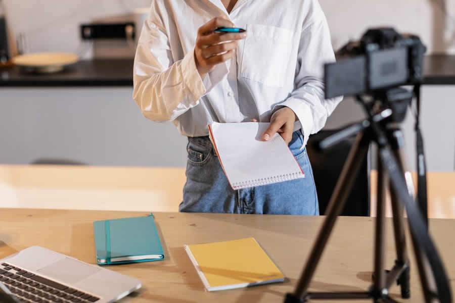 Posts de influenciadores geram até 3 vezes mais engajamento na Black Friday que publicações de marcas, mostra estudo da HypeAuditor - Pexels