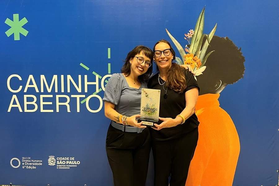 Rafaela Laerte, Analista de Desenvolvimento de Talentos da Seguradora Zurich recebendo o pr&ecirc;mio