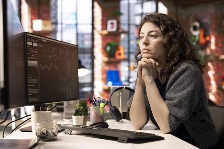   Empreendedora pensativa em frente ao computador - Foto: Freepik