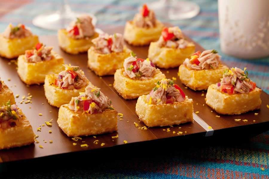 Receita de Dadinhos de tapioca cobertos com atum