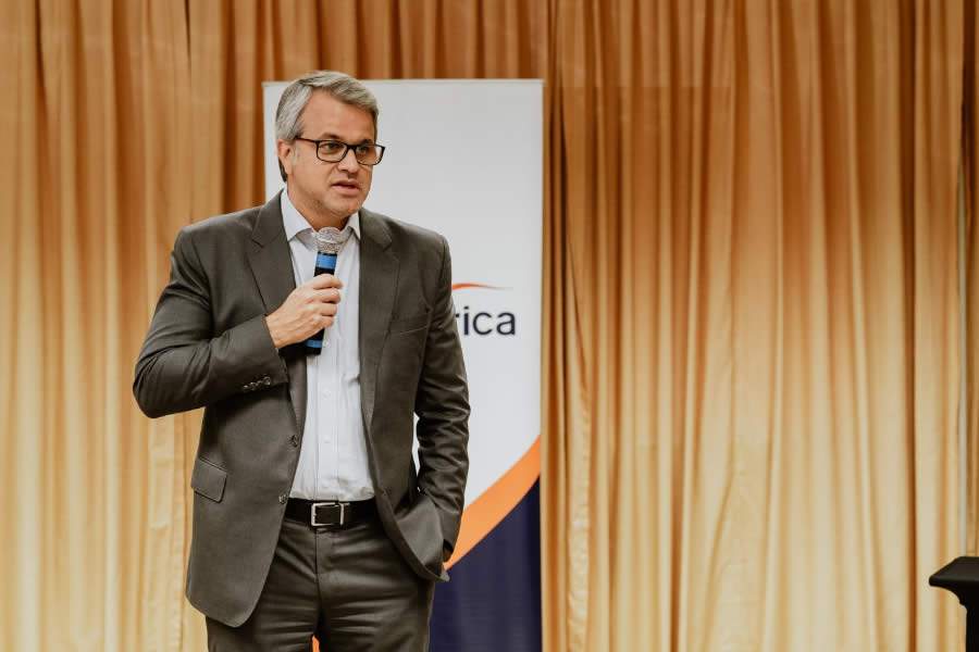 O vice-presidente Comercial e de Marketing da SulAm&eacute;rica, Andr&eacute; Lauzana, conversa com corretores no Rio de Janeiro. O road show teve como objetivo informar e tirar eventuais d&uacute;vidas sobre a venda da opera&ccedil;&atilde;o de Autom&oacute;veis e Ramos Elementares para a Allianz.