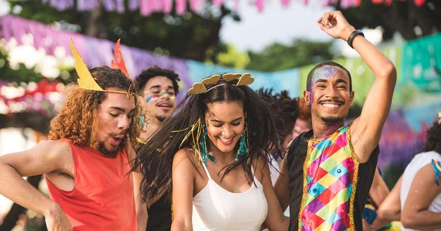 Beijou muito no carnaval? Fique atento, conheça doenças transmitidas pela saliva