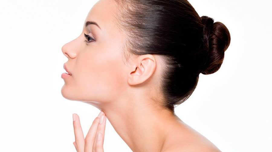 Skincare na quarentena: lembre-se dos cuidados com o pescoço e evite rugas, flacidez e papada