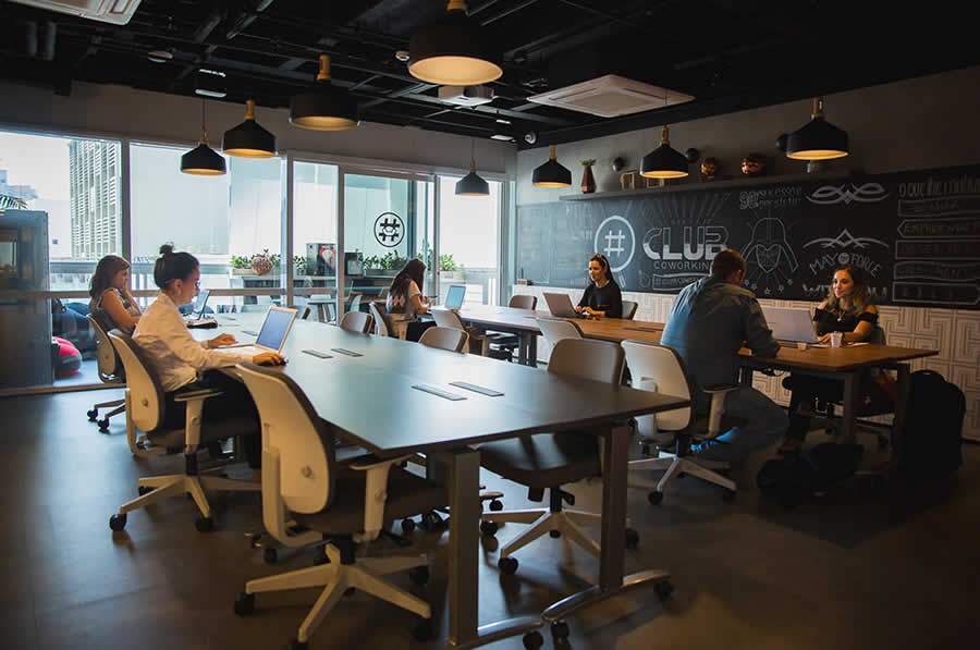Tend&ecirc;ncia que veio para ficar, os Coworkings s&atilde;o uma &oacute;tima op&ccedil;&atilde;o para renovar o local de trabalho e iniciar 2021 de casa nova