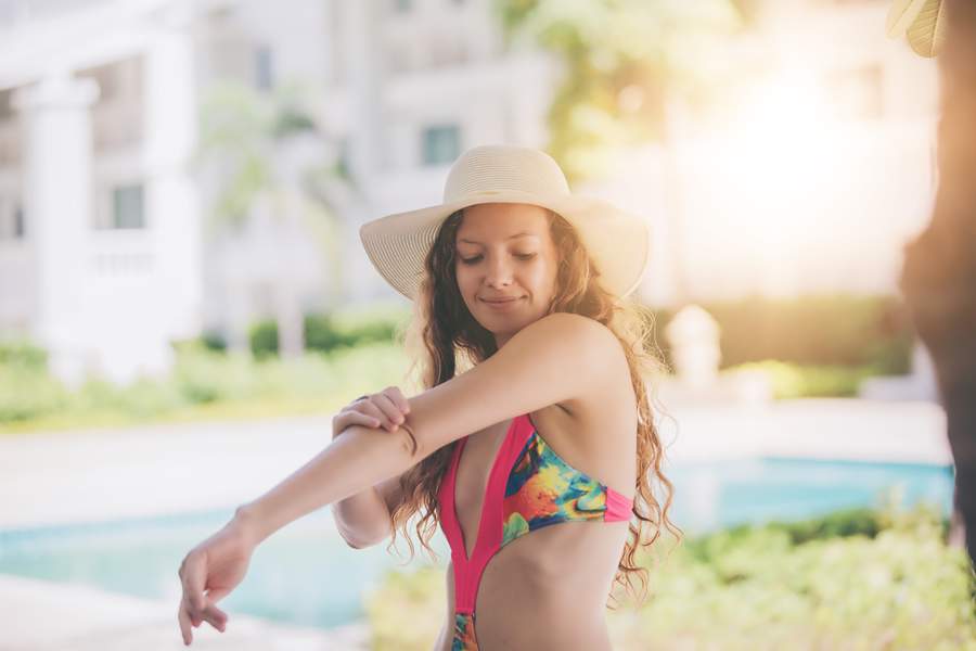 Cerca de 15 milh&otilde;es de pessoas s&atilde;o acometidas por doen&ccedil;as reum&aacute;ticas e devem redobrar a aten&ccedil;&atilde;o ao sol durante as f&eacute;rias - Freepik