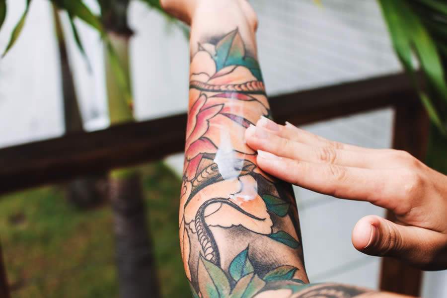 Ação de raios solares sobre tatuagens desprotegidas pode causar desbotamento e até mesmo câncer