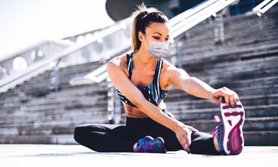 Atividade física ao ar livre no isolamento: ar viciado na máscara pode causar mal-estar e tontura