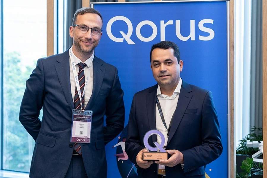 Jason Sampaio, diretor de Sinistros de Afinidades da Seguradora Zurich segura o trof&eacute;u em m&atilde;os