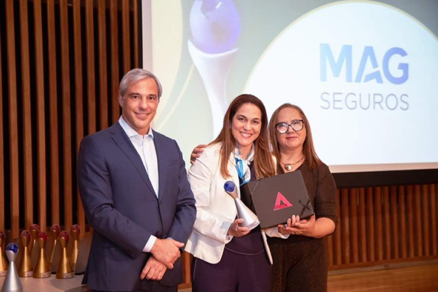 Aline Moreira, Supervisora de Ouvidoria do Grupo MAG, na cerim&ocirc;nia de premia&ccedil;&atilde;o