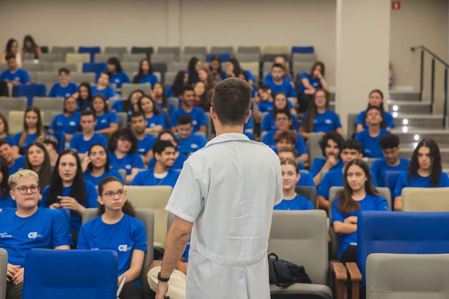 Os participantes do programa passam por uma formação teórica realizada em sala de aula, que se consolida na vivência dentro de empresas com a realização de atividades práticas Créditos: Gus Benke/CIEE/PR