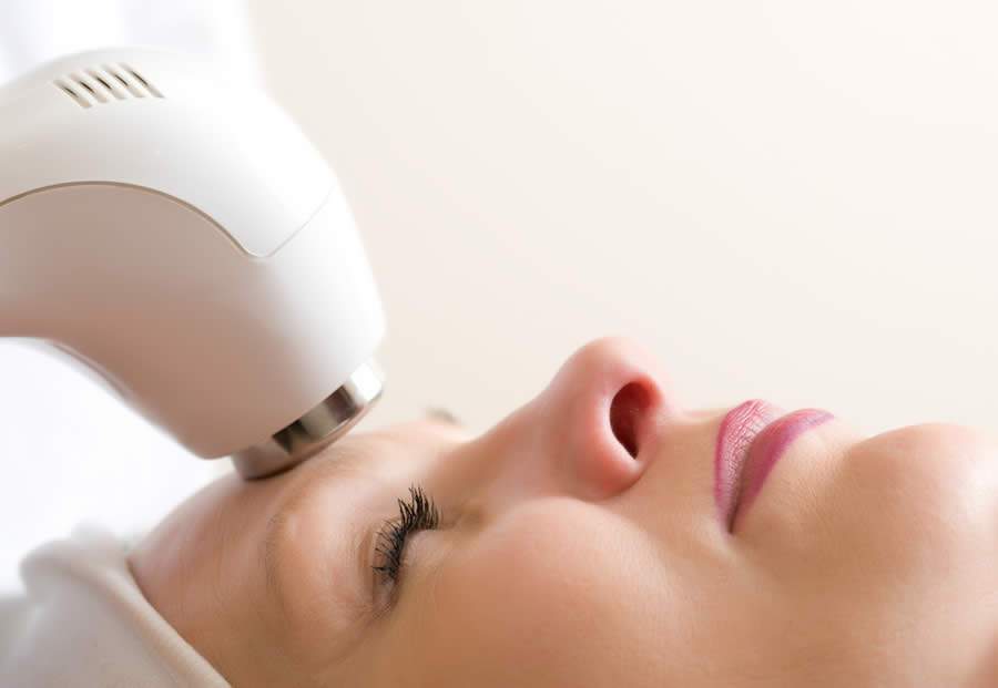 6 procedimentos faciais com curto tempo de recuperação para renovar completamente o rosto no frio