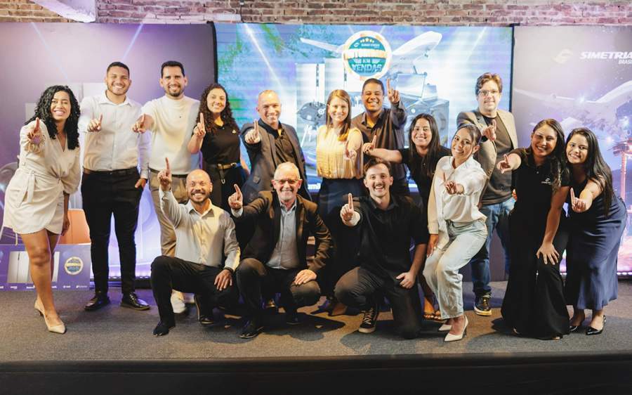 Equipe comercial e diretores da Simetria Brasil no evento de premiação, em Belo Horizonte/MG