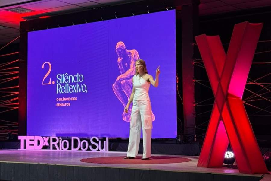 Giovana Pedroso, TEDx Speaker, jornalista e especialista em comunicação