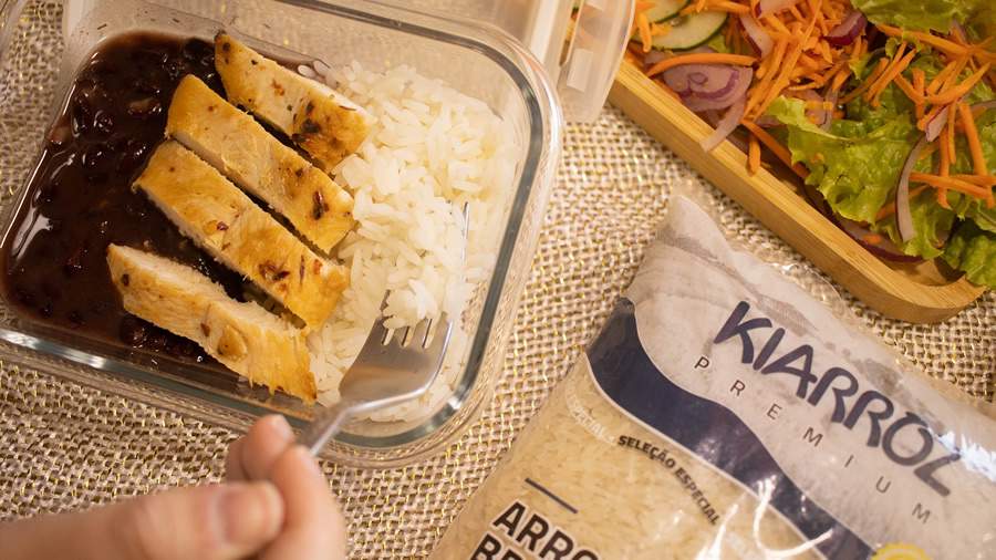 Variedade de preparos e acompanhamentos: o lugar garantido do arroz nas marmitas