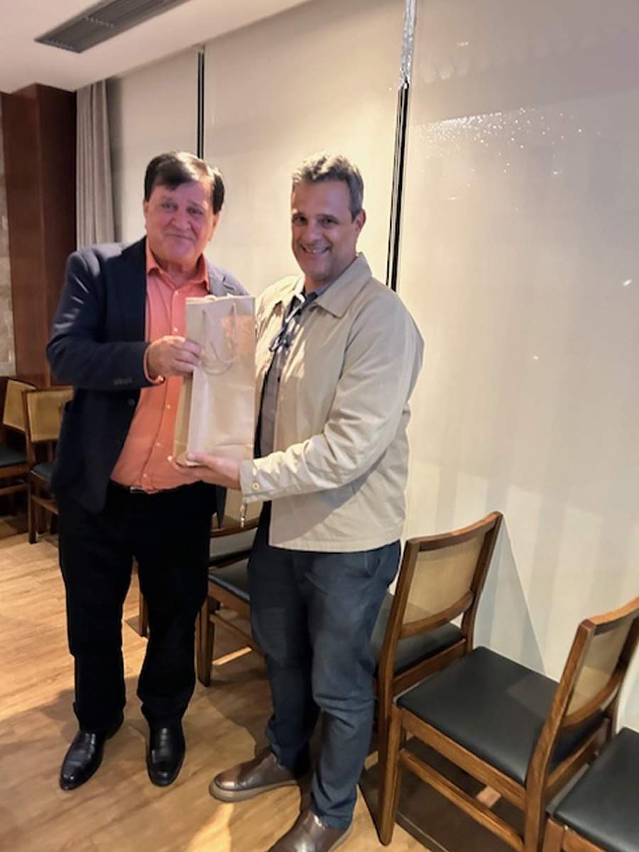 Gilberto Villela (E) recebe o brinde do aniversariante de mar&ccedil;o de Sandro Leal Alves &ndash; Foto: Divulga&ccedil;&atilde;o