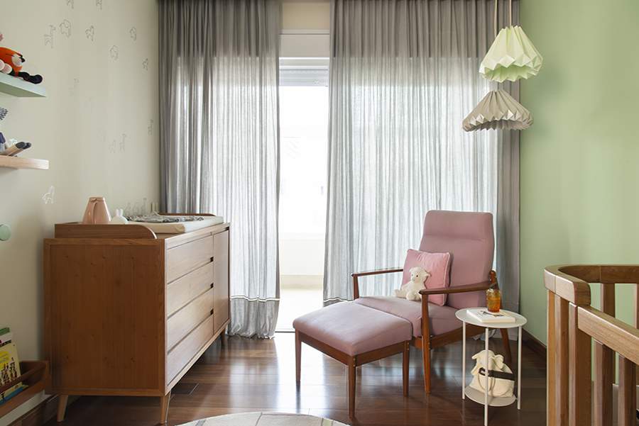 A arquiteta Patricia Miranda, &agrave; frente do escrit&oacute;rio Ra&iacute;zes Arquitetos, priorizou a circula&ccedil;&atilde;o do ambiente ao optar por dispor apenas os m&oacute;veis essenciais. No d&eacute;cor, um tom suave de verde e adesivos infantis colorem as paredes do quartinho que ficou ainda mais aconchegante com o piso em madeira cumaru | Produ&ccedil;&atilde;o: Debbie Apsan | Foto: Cac&aacute; Bratke