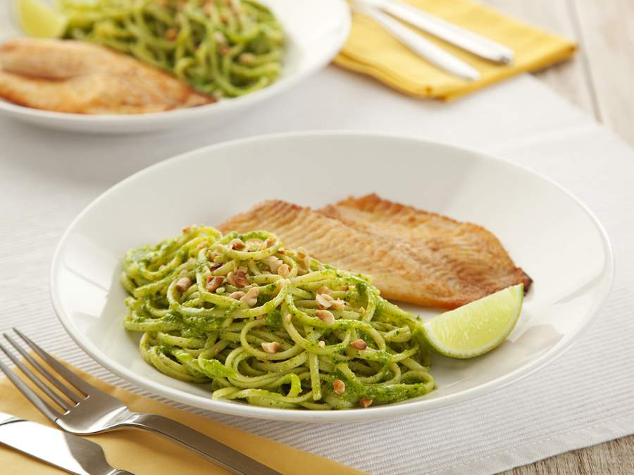 Baveti-ao-Pesto-de-Cheiro-Verde-com-Tilapia-Grelhada - Divulgação Adria 