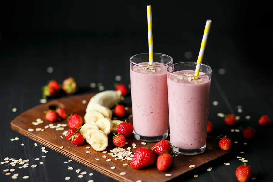 Vitamina de banana, morango e cereais é uma boa pedida para o café da manhã ou lanche da tarde - Shutterstock