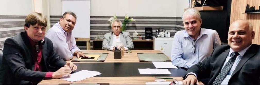 Da esquerda para a direita, Jayme Torres, do CCS-RJ; Edir de Andrade Danin; Roberto Cabral, da AFutebol; o diretor de automóvel da M a p f r e, Miguel Palomanes Martinho, e Marco Antônio Ferreira, diretor regional RJ/ES da companhia.