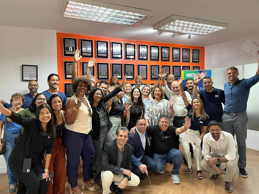 Participantes da palestra da Seguros Unimed, promovida pelo CVG-RJ, comemoram ao lado das lideran&ccedil;as do CVG-RJ, CCS-RJ e Seguros Unimed &ndash; Foto: Divulga&ccedil;&atilde;o