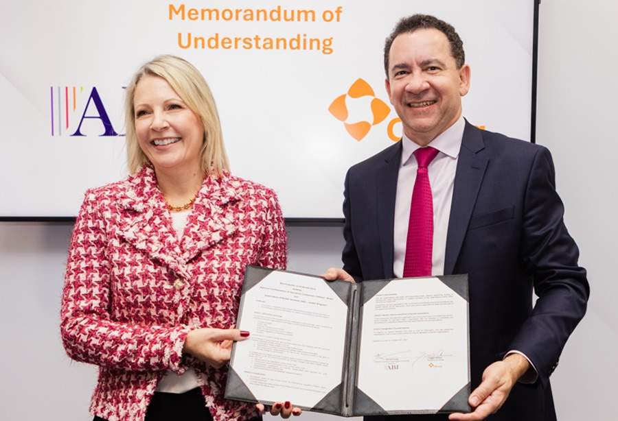 Hannah Gurga e Dyogo Oliveira ap&oacute;s assinatura do MoU - Cr&eacute;dito: CNseg