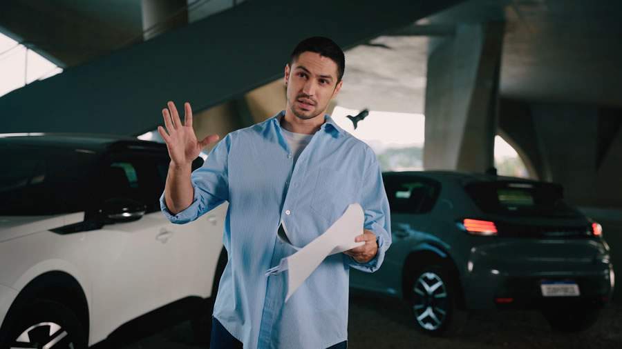 Peugeot veicula na TV campanha publicitária com Gabriel Leone e exibe 208 e 2008 híbridos no intervalo da Fórmula 1