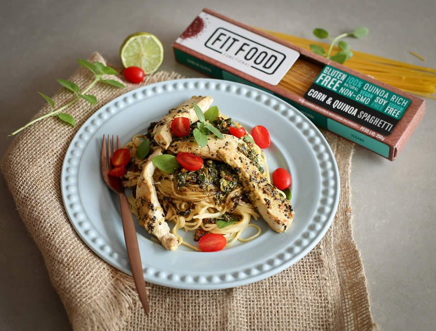 Espaguete de milho e quinoa com pesto e frango