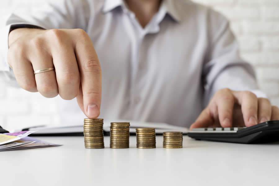 Apesar das incertezas e aumento das taxas de juros e infla&ccedil;&atilde;o, o mercado de investimentos segue aquecido e com expectativa de retorno - Freepik