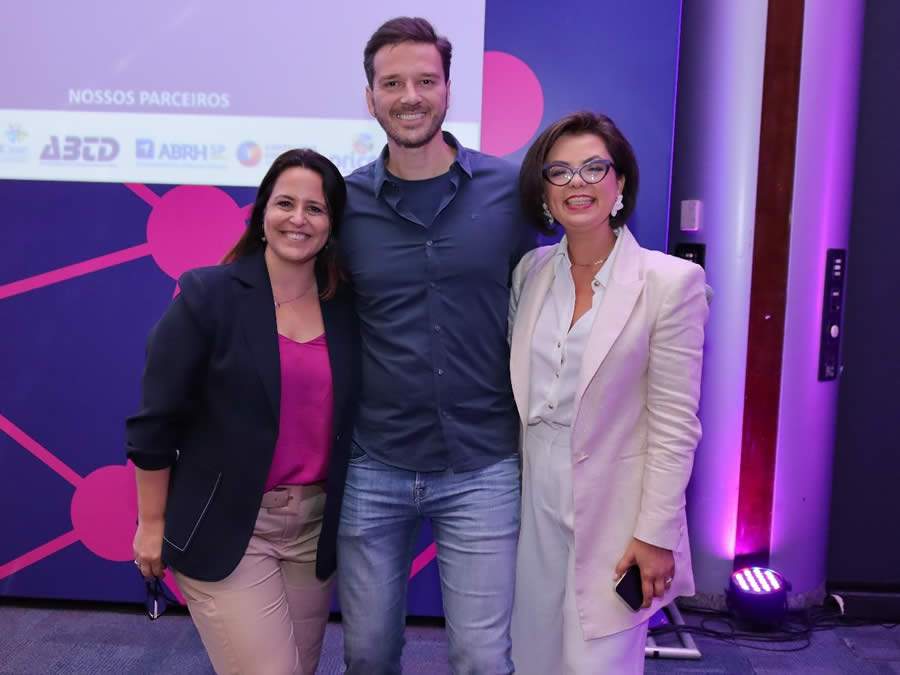 Alexandre Pellaes entre as cofundadoras do IISP, Patr&iacute;cia Ansarah (&agrave; esquerda) e Veruska S. Galv&atilde;o