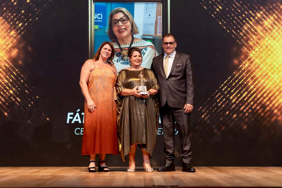 Ao centro F&aacute;tima Monteiro, presidente do CCS-RJ e CEO da Flanci Corretora de Seguros, que recebeu a estatueta das m&atilde;os de Andreia Ramos e M&aacute;rcio Coutinho, Assessores da Presid&ecirc;ncia do CVG-RJ &ndash; Foto: Bruno Patr&iacute;cio