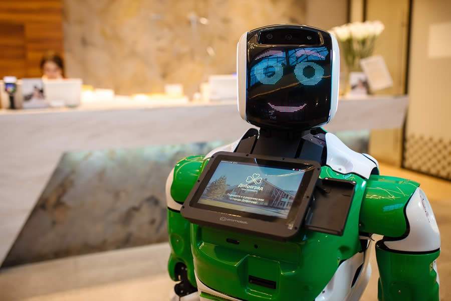 Um robô faz check-in de turistas pela primeira vez em um hotel russo.