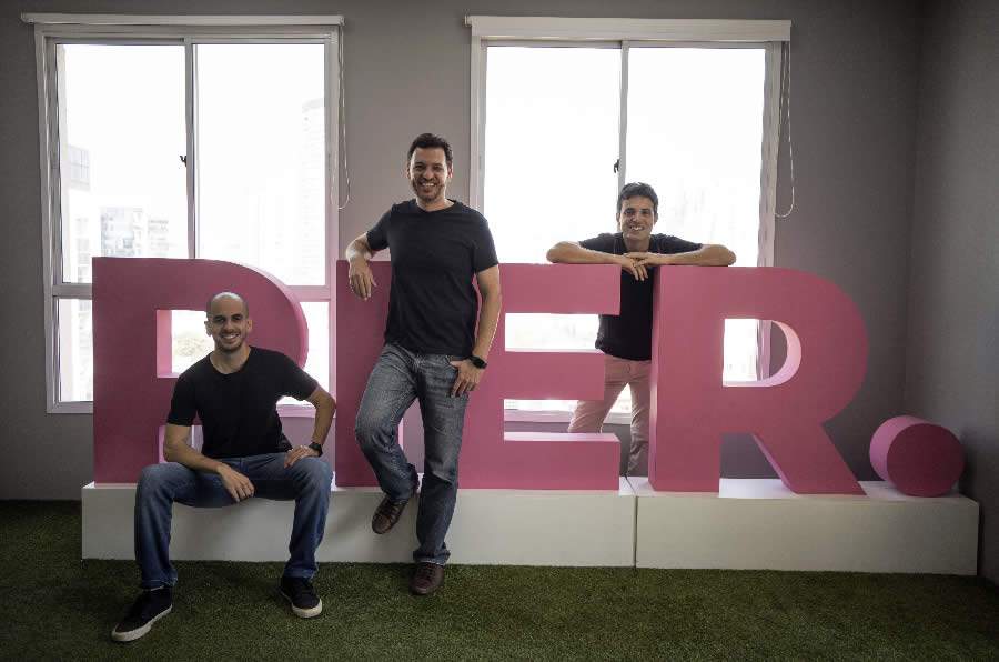 Pier, da esquerda pra direita Rafael Oliveira, Igor Mascarenhas e Lucas Prado. Fotografia Andr&eacute; Porto