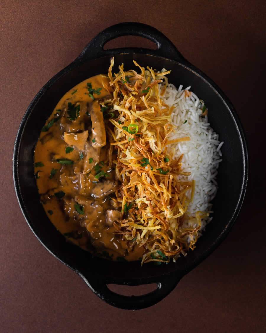 Strogonoff de Mignon Suíno com Palha de Mandioquinha